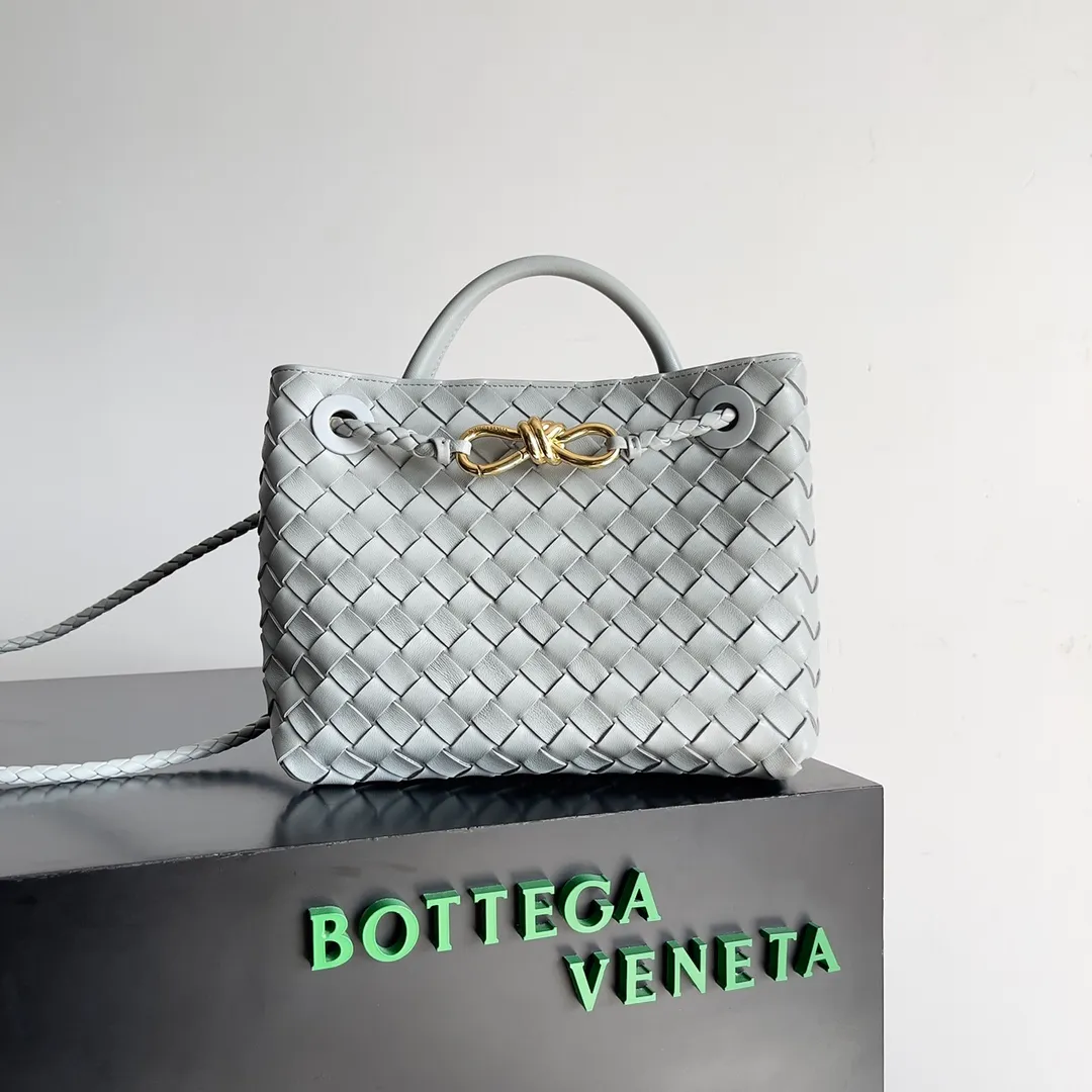 The 2023 new Andiamo batch of 1860 BV has been shipped‼ ️Really popular🔥The new Andiamo woven handbag launched by Bottega Veneta this season is really popular all over the world! ! Celebrities at home and abroad have worn it, and Oscar-winning actress Michelle Yeoh has taken it out on the street. Song Jia, Trai Yara, Yu Feihong, Sanji Ayaka, Rosie Hunting-Whiteley, Yoshioka Riho, etc. have all picked up this bag. It is classic and versatile, showing off its temperament, and the bag capacity is also large, which is very convenient for daily commuting! ! A variety of carrying methods, the shoulder straps can be adjusted by yourself, the original lambskin feels soft and delicate, and the neutral style is made to break gender boundaries and bring a more practical and longer-lasting use experience. Andiamo, which has both elegant and casual styles, perfectly interprets the true appearance of "fashionable old money style". Style number: 743568 Size: 25*22*10.5cm